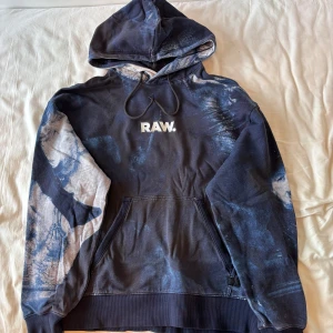 Unik hoodie från G-Star RAW - Hoodie från G-Star RAW med ett unikt mönster. Lite använd men ändå i bra skick! 