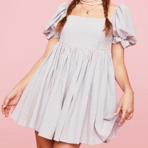 Rutig klänning med puffärmar från Dollskill - Magic Jolly Holiday Gingham Babydoll Dress (märke: Mable), köpt på Dollskill för ca 843 kr och är för tillfället slutsåld. En söt och romantisk klänning med puffärmar och rutigt mönster. Storlek S. Sparsamt använd, fint skick.  Rökfritt hem men har katter.
