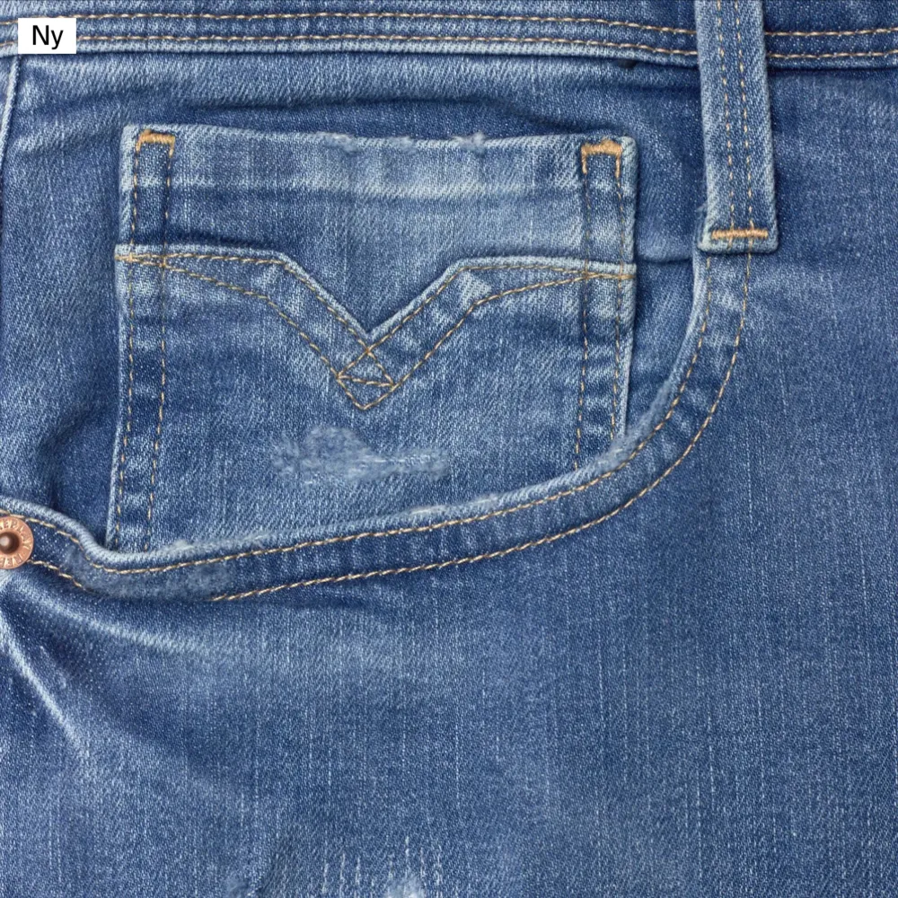 Helt oanvända, kommer i original förpackning. Endast Möte ingen post och bara kontant. Snygga blå jeans från Replay med en slim fit passform. De har en klassisk femficksdesign och slitna detaljer för en trendig look. Dragkedja och knapp framtill. Perfekta för en avslappnad stil. NYPRIS: 1800kr. Farkut & Housut.