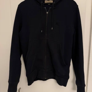 Burberry zip hoodie  - Skick:8/10, storlek: Small, pris:2000kr. Köparen står för frakten