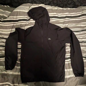 Lacoste windbraker  - Knappt använt riktigt snygg med 2 dragkedjsfickor, tveka inte på att höra av er!