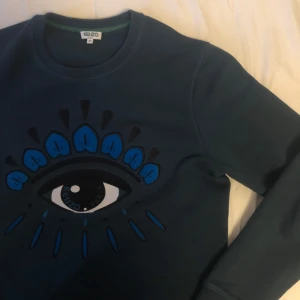 Kenzo Eye sweatshirt - Använd fåtal gånger, mycket fint skick inga skador överhuvudtaget. Pris kan diskuteras byten kan även göras. Hör av dig vid intresse!