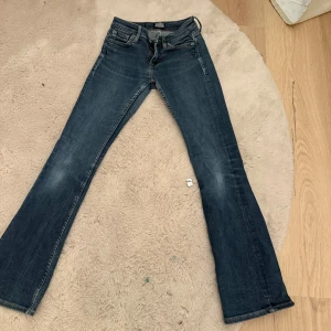 Blå jeans från Crocker - Snygga blå jeans från Crocker med en klassisk design. De har en dragkedja och knapp framtill samt fem fickor. 