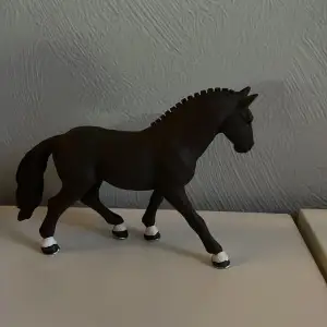 En mörkbrun häst för de som gillar att samla på modell hästar eller leka med de. 