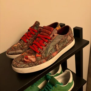 GG SKOR  - TVÄR TVÄR FETA!!!! GG skor i en otrolig kvalitet och bra skick! Bara sulan skulle det vara isåfall då den är lite sliten som vanligt Riktigt skön design allmänt riktigt snygga! Tar byten även! Kan gå ner i pris vid snabb äffär GARANTERAR ÄKTENHET 