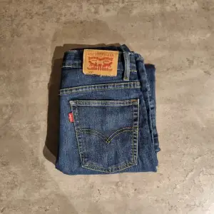Snygga blåa skinny fit levis jeans som jag säljer för att dem är för små.