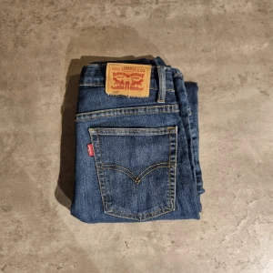 Blå jeans från Levi's - Snygga blåa skinny fit levis jeans som jag säljer för att dem är för små.