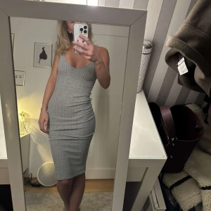 Grå tajt klänning - Säljer min gråa tajta klänning då den inte används💕