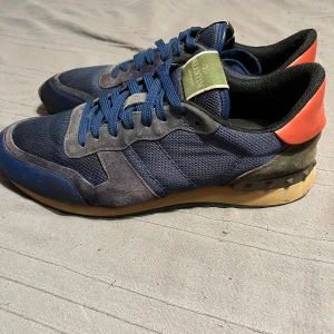 Valentino Rockrunners - Säljer nu min relativt slitna Rockrunners. De är i storlek 43 men passar 44. Skorna har en ganska stor defekt på sulan på högra skon, samt två andra minimala defekter. Skick 6/10. Dustbags ingår. Om du har någon fundering, fråga på! (Priset kan sänkas ytligare vid snabb affär)
