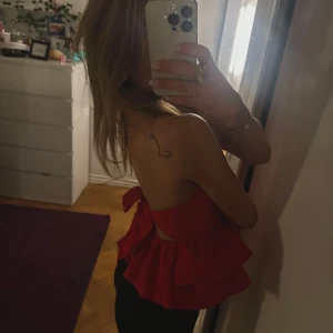 röd topp - supersöt röd topp i stl xs med knyte i ryggen (man knyter själv)🫶🏼