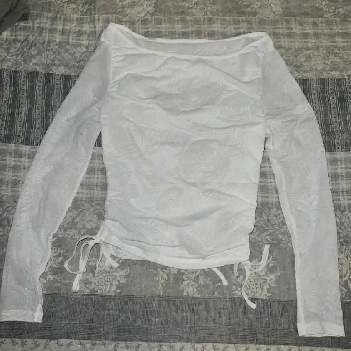 Vit långärmad topp med blommönster