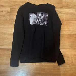 Limitato hoodie  - Svart limitato hoodie med Mohammed Ali, storlek S, i mycket bra skick den är använd kanske 5 gånger, köparen står för eventuell frakt 