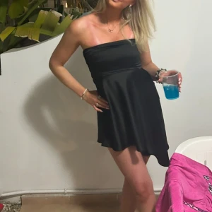 Svart satin klänning - Snygg svart bandeau klänning med snedskuren design. 💕💕