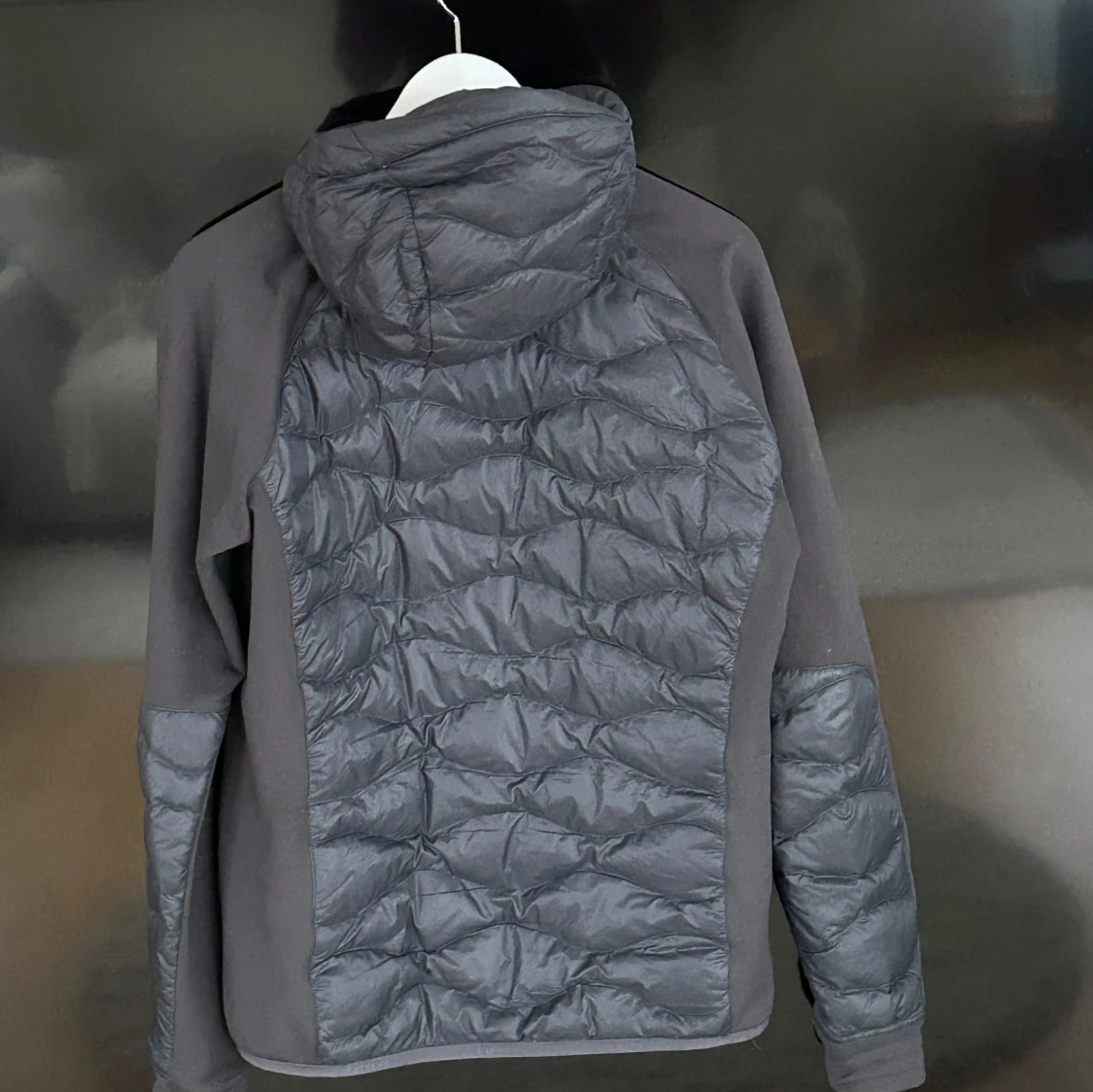 grå jacka från Peak Performance - 1