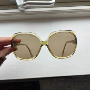 Olivgröna y2k solglasögon  - Snygga vintage solglasögon! I använt men fint skick ⭐️