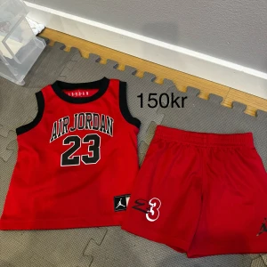 Röd Air Jordan basketset - Säljer ett rött Air Jordan basketset med linne och shorts. Passar 2-3 åring