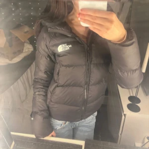 The North Face jacka - Säljer en svart pufferjacka från The North Face. Köpte den på Zalando för ca ett år sedan för 3000kr och är knappt använd då jag haft en annan jacka jag använt så den är i nytt skick☺️ den sitter super fin och är perfekt i längden med stora fickor där man får plats med mycket och även innerfickor💘💘