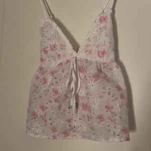 Vit blommig linne med spetsdetaljer -  säljes då den inte kommer till användning 