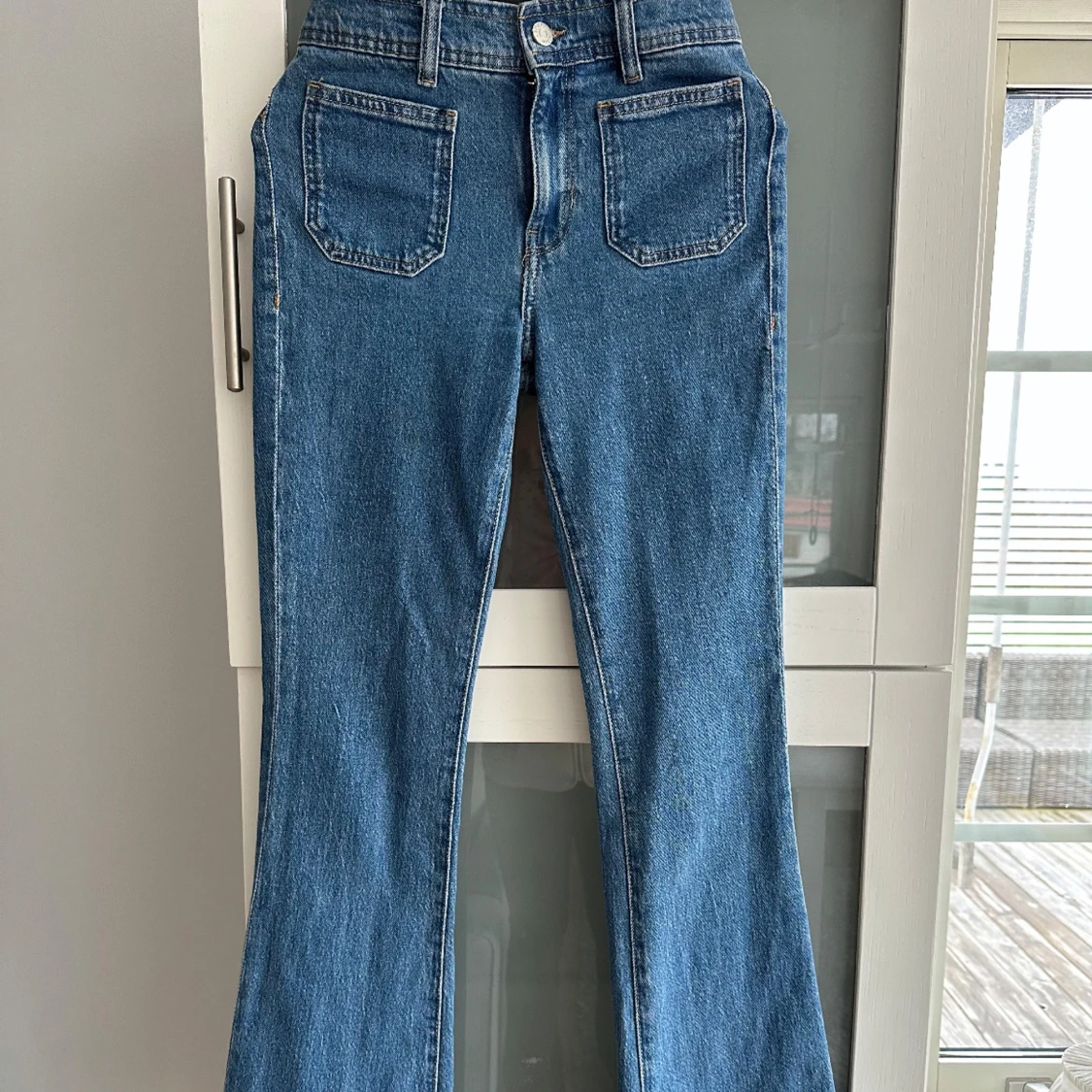 Blå bootcut jeans mango