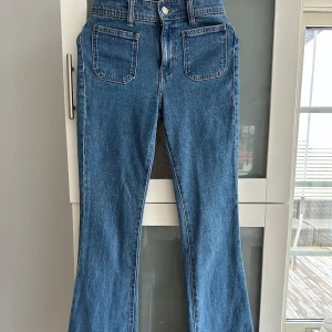 Blå bootcut jeans mango  - Blå bootcut jeans från mango med fickor framtill