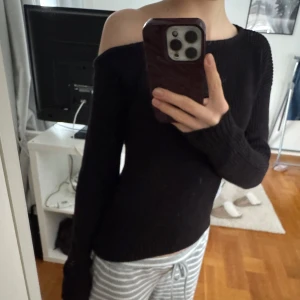 Svart offshoulder tröja🖤 - Snygg svart offshoulder tröja med ribbad material🎶                                                                            📍Zalando