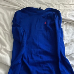 Blå tröja från Ralph Lauren - Säljer en snygg blå tröja från Ralph Lauren med det klassiska röda  broderade logotypen på bröstet. Tröjan har lång armar. Skriv om minsta lilla fråga, priset kan diskuteras 😃