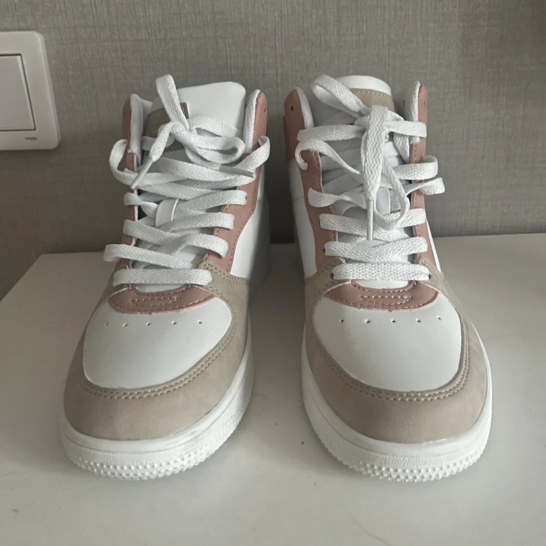 Vita och beige sneakers med rosa detaljer - 2