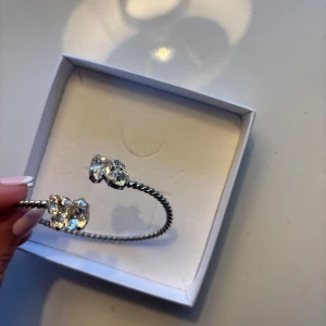 Caroline svedbom Armband - Elegant silverfärgat armband med glittriga stenar i ändarna. Nypris 750kr!💕