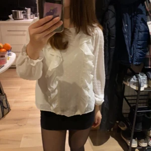 Vit blus med volangdetaljer - Säljer en vit blus ifrån Gina Tricot. Säljes då den inte kommer till användning nå mer❣️