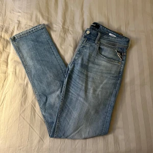 Replay Grover Jeans - Säljer nu dessa snygga Replay jeans i modellen grover. De är i storlek 30/32 och är i bra skick men har lite minimala defekter som inte påverkar helhetsutryckett alls. Om du har några andra frågor eller vill ha fler bilder är det bara att skriva så svarar jag så snabbt som möjligt!