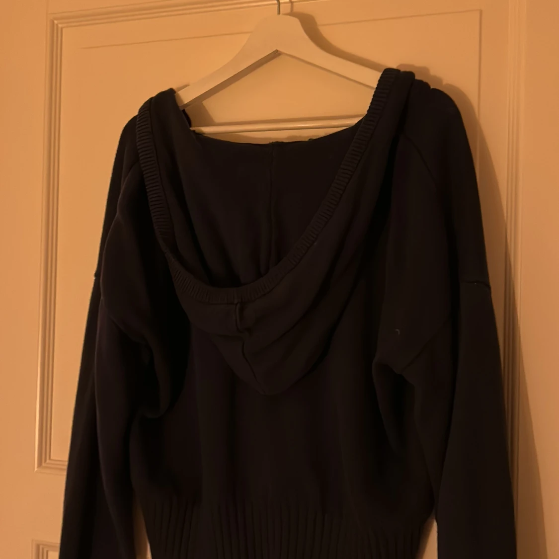 mörkblå hoodie från BikBok - 1