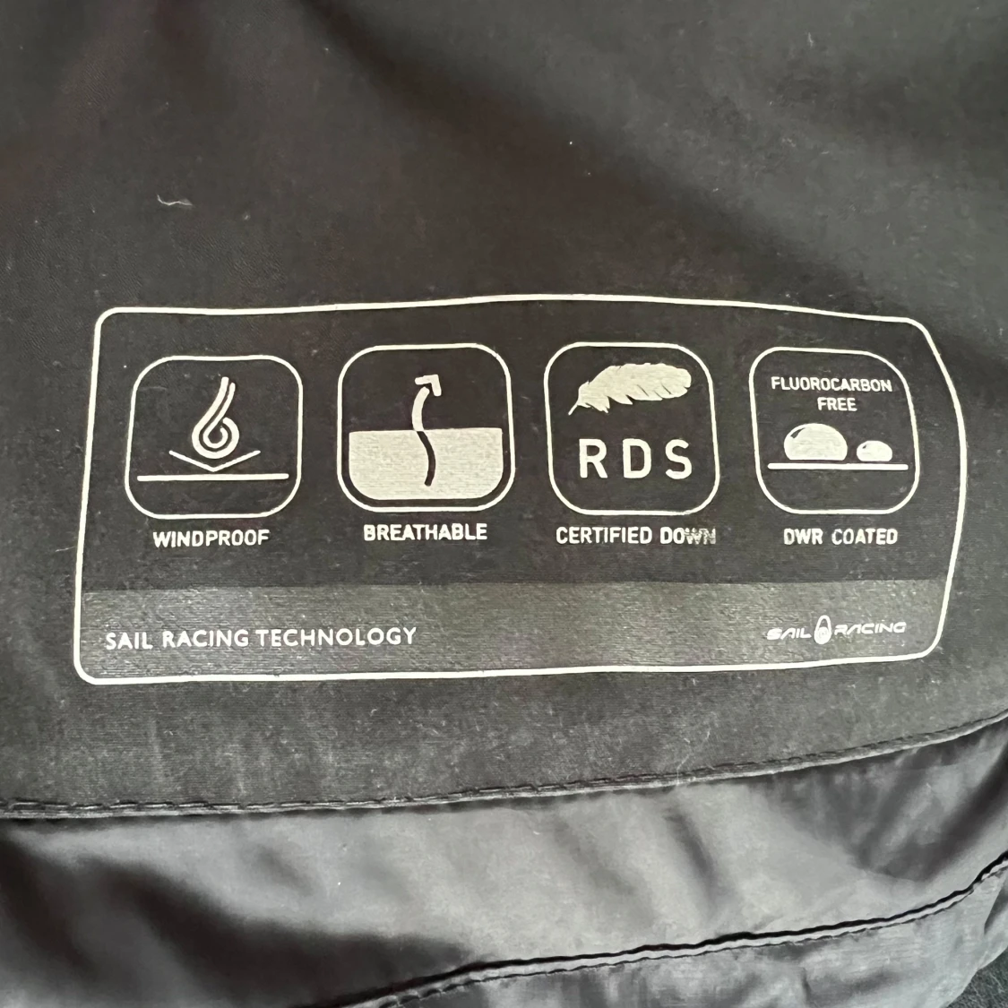 Svart dunjacka från Sail Racing - 4