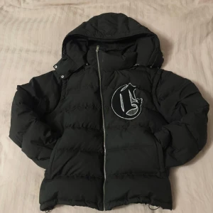 Corvidae Puffer Jacket V1  - Tvärfet puffer jacka från corvidaes första collection. Nypris 3000, Det går att ta av luva, logga och armar så det blir en väst. Står 2XL på lappen men passar som XL/L, Köptes från deras hemsida för nåt år sen och det finns självklart kvitto. Skicka ett meddelande vid funderingar mm
