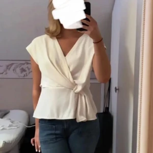 Svart omlottopp från Zara - Säljer nu denna superpopulära toppen från zara i svart då den inte kommer till användning! Helt slutsåld på deras hemsida och endast använd 1 gång så i superfint skick💕Bara att höra av sig vid frågor osv!😊