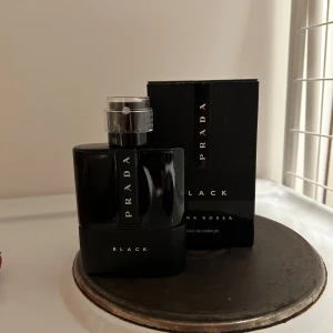 Prada Luna Rossa Black Eau de Parfum - Prada Luna Rosa Black EDP 100ml. Kvitto finns. Se andra bilden för hur mycket som finns kvar i flaskan. Inte intresserad av byten. Hör av dig om du är intresserad! 