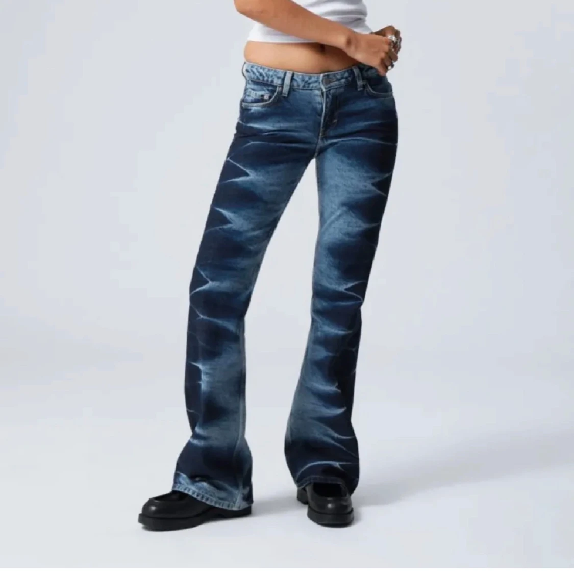 Blå bootcut jeans med mönster