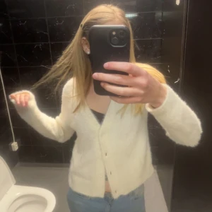 Kofta - Säljer denna ”stickade” kofta, jääääätte skönt material!!!! Använt fåtal gånger,  storlek S. Skriv för frågor!!❤️❤️