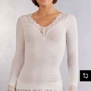 Intimissimi tröja!! - Säljer min superfina vita intimissimi spets tröja!! Köpte för ett tag sen, men har inte kommit till användning så i bra skick! Storlek s 💝🥰