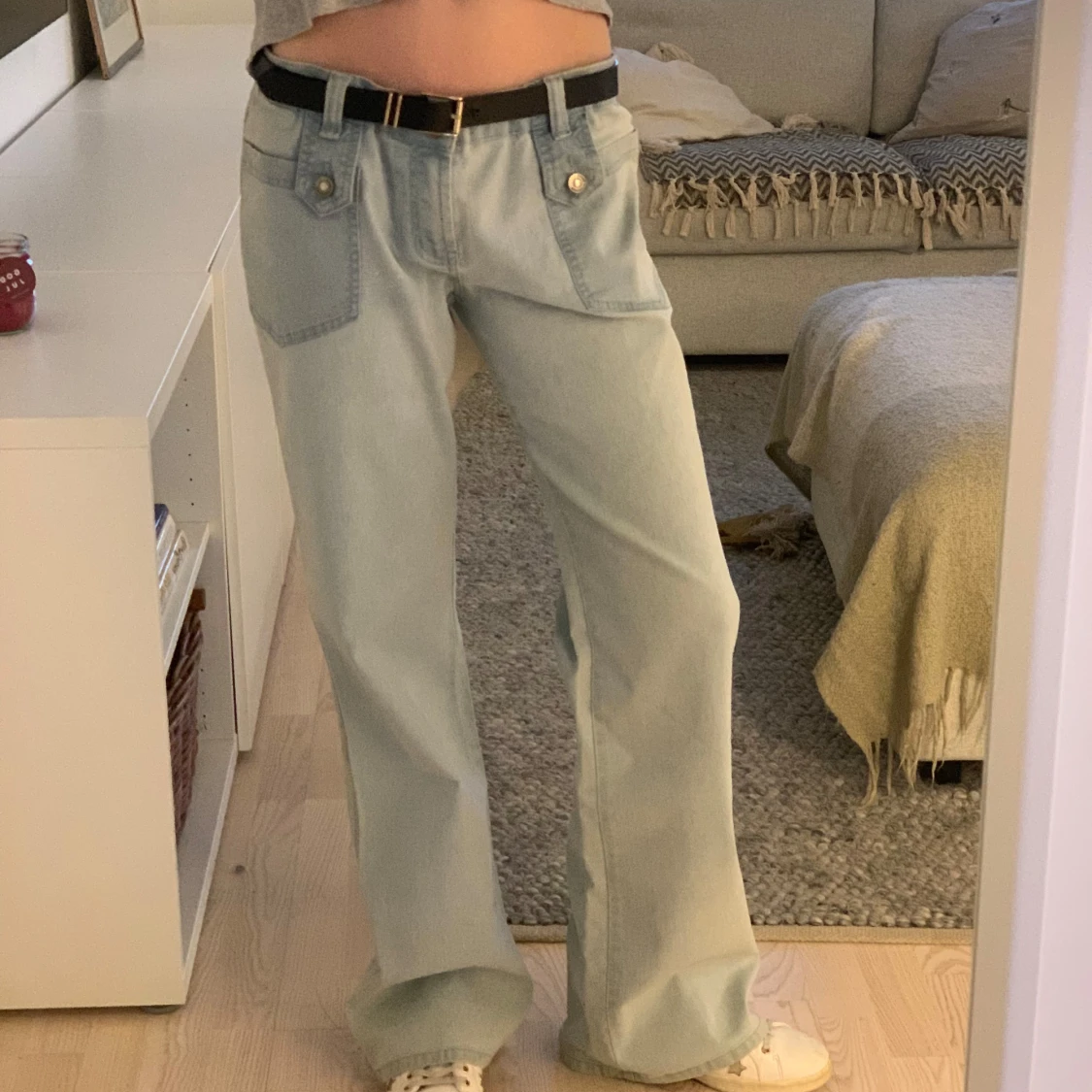 Ljusblå jeans med vida ben