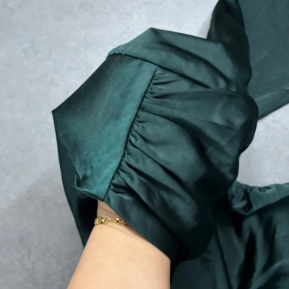 Mörkgrön oneshoulder klänning - 3