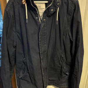 Mörkblå jacka - Säljer en stilren mörkblå jacka som passar perfekt vid lite kyligare temperaturer. 