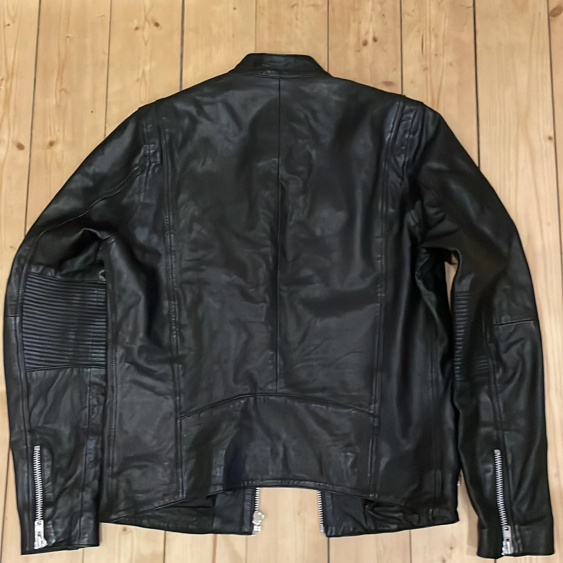 Svart skinnjacka med dragkedjor - 1