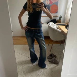 Blå jeans från Only - Säljer ett par blå jeans från Only med en klassisk femficksdesign. De har en bootcut-stil och är lågmidjade, vilket ger en avslappnad look. Perfekta för en casual outfit.