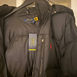 Puffer jacket ralph lauren - Ralph lauren jacka i xl säljes, köpt utomlands och kan därför ej returnera.. 