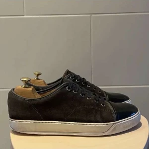 Lanvins - Lanvins, pris 1999kr, storlek UK 9 alltså 44, skick 7/10. Endast en skada på insidan av ena skon men syns inte alls under användning, annars är skorna i bra skick som ni ser på bilderna.