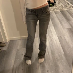 lågmidjade bootcut jeans - Jättefina jeans med vita detaljer på från Gina Young, dem är lite slitna längst ner som man kan se på dem sista bilderna men inget som syns när man har på sig dem. Säljer pga dem är för långa för mig och lite för stora. 💓