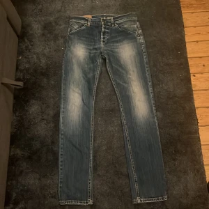 Dondup jeans - Säljer nu mina dondup jeans i storlek 34 det är i väldigt bra skick utan något slitage vid någon fundering är det bara att skicka ett pm.