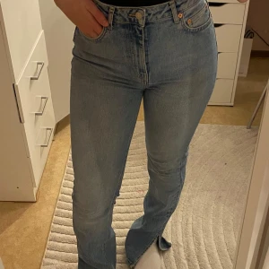 Blå jeans - Snygga blå jeans med hög midja och slit ner till benen. från lager157.