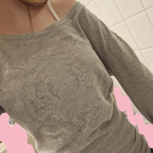 Grå tröja med strassdetaljer - Snygg grå offshoulder tröja med glittrande strassdetaljer framtill. Perfekt för en trendig look med en avslappnad passform. Passar bra till både jeans och kjol! 🫶🏼💓