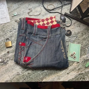 Drain Jeans - För sköna jeans från Rydel House "outfit for chosen ones". passformen är oversized, Storlek XL. reducerat pris pga skicket. Mått: Längd 112cm, Midja 42cm, Benöppning 28cm. Möts upp på Södermalm, använd gärna "köp nu"